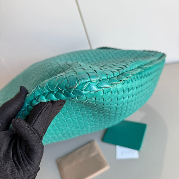 BOTTEGA VENETA Mint Maxi Intrecciato Bag BOTTEGA VENETA Loop